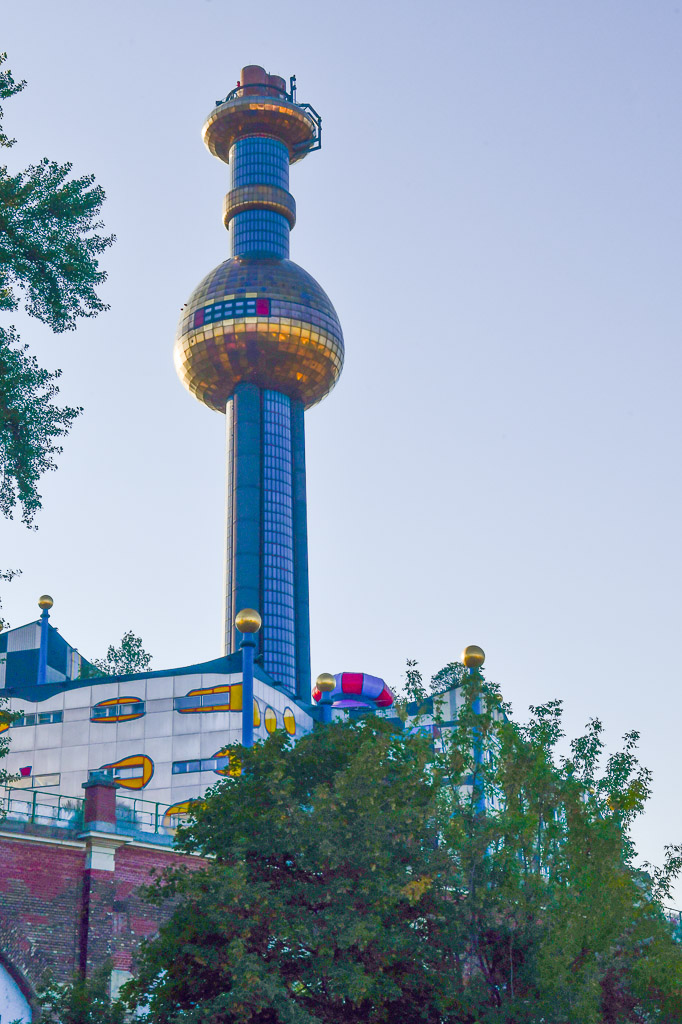 Goldener Turm des Fernheizwerks im Hochformat