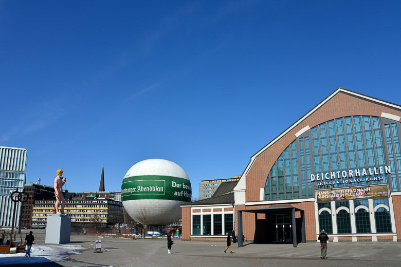 Deichtorhallen von außen mit Ballon