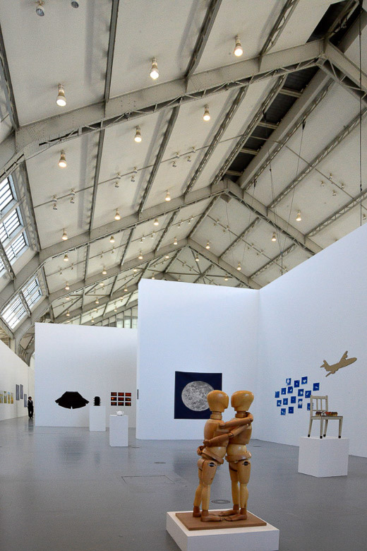 Skulptur in der Ausstellung im Hochformat