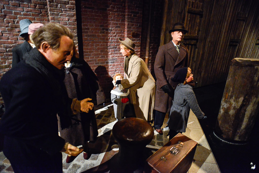 Besucher und Figuren in der Hafenhalle