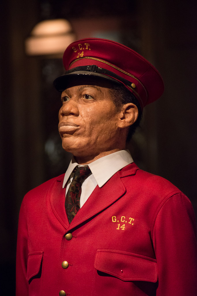 Figur in roter Uniform im Hochformat