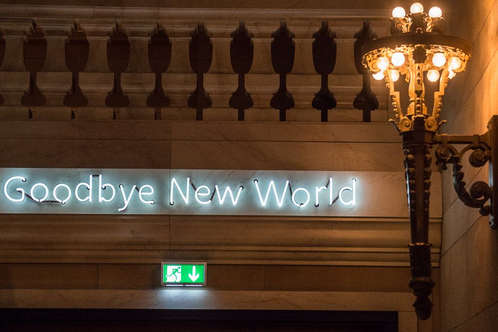 Schriftzug „Goodbye New World“
