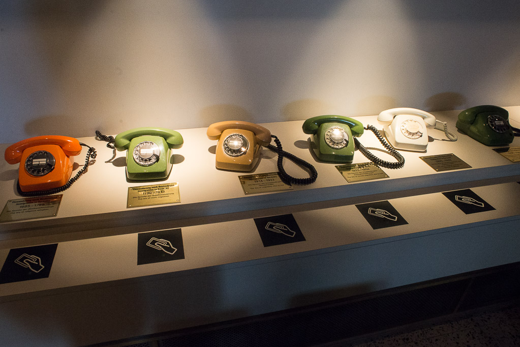 Telefone in der Vitrine