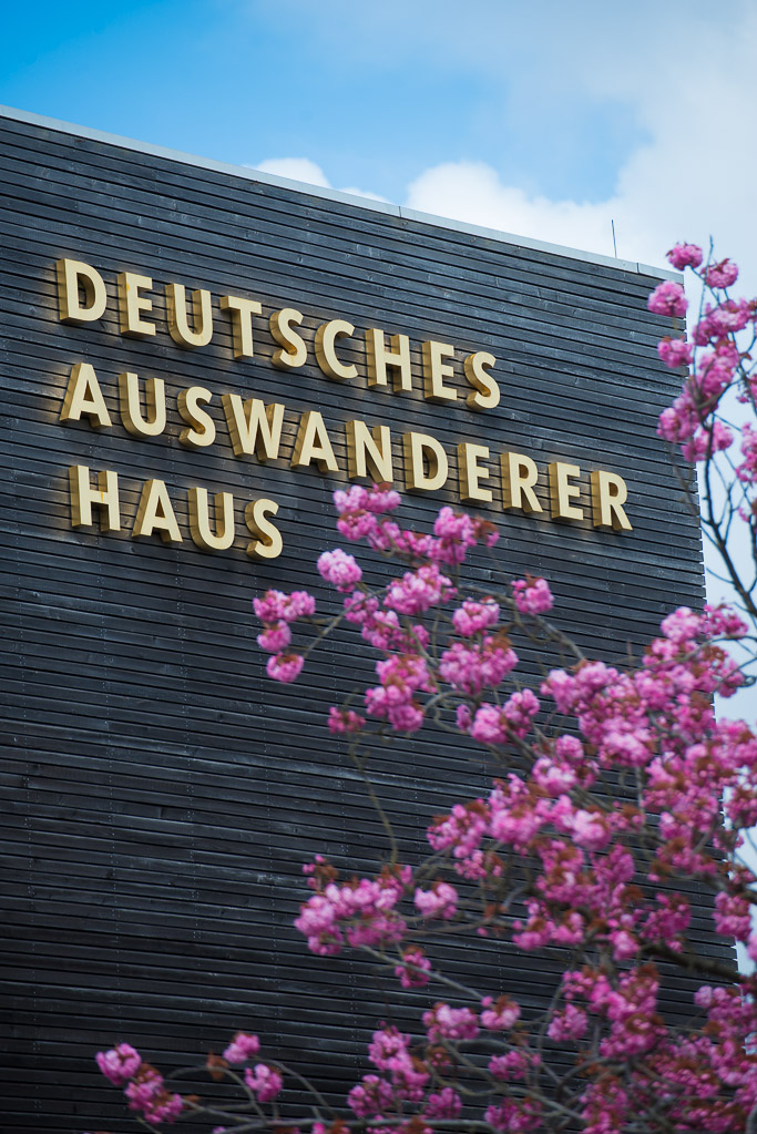 Schriftzug Deutsches Auswandererhaus im Hochformat