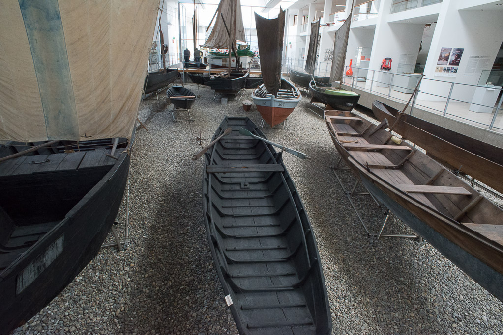 Ruderboote in der Halle