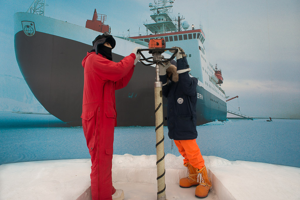 Polarforscher mit Eisbohrer