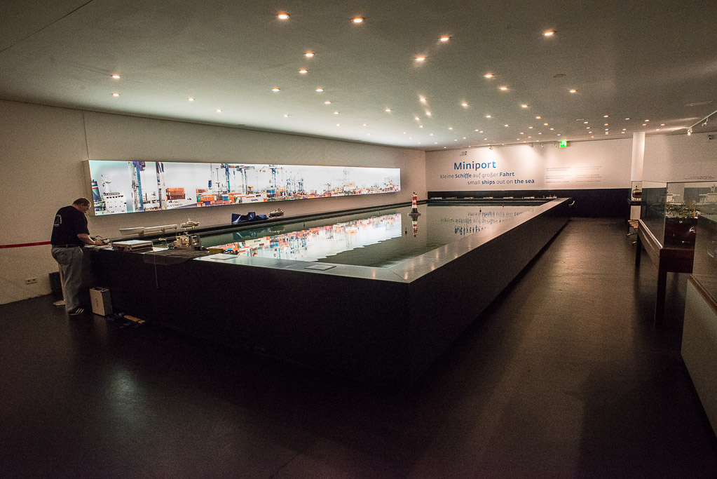 Langer Tisch in der Ausstellungshalle