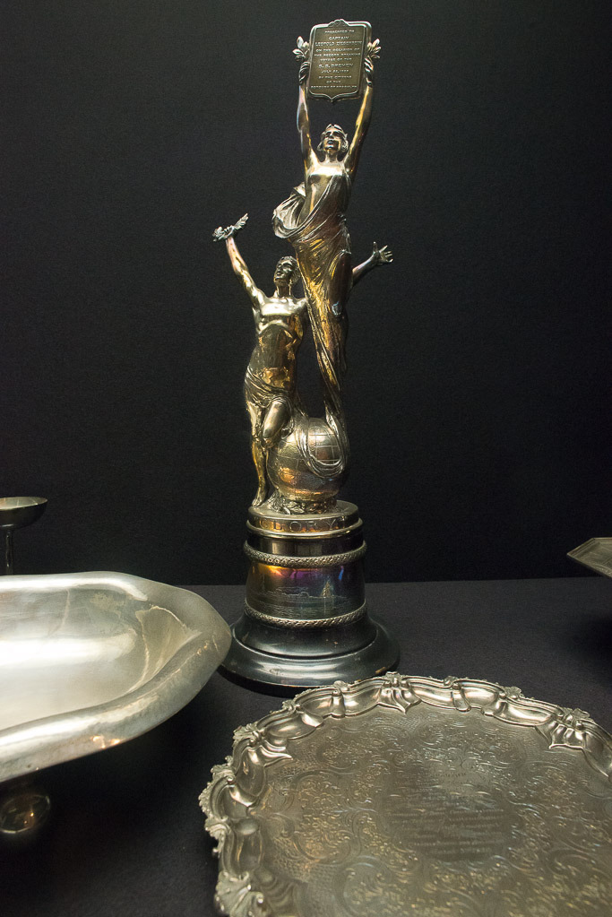 Silberne Figur im Hochformat