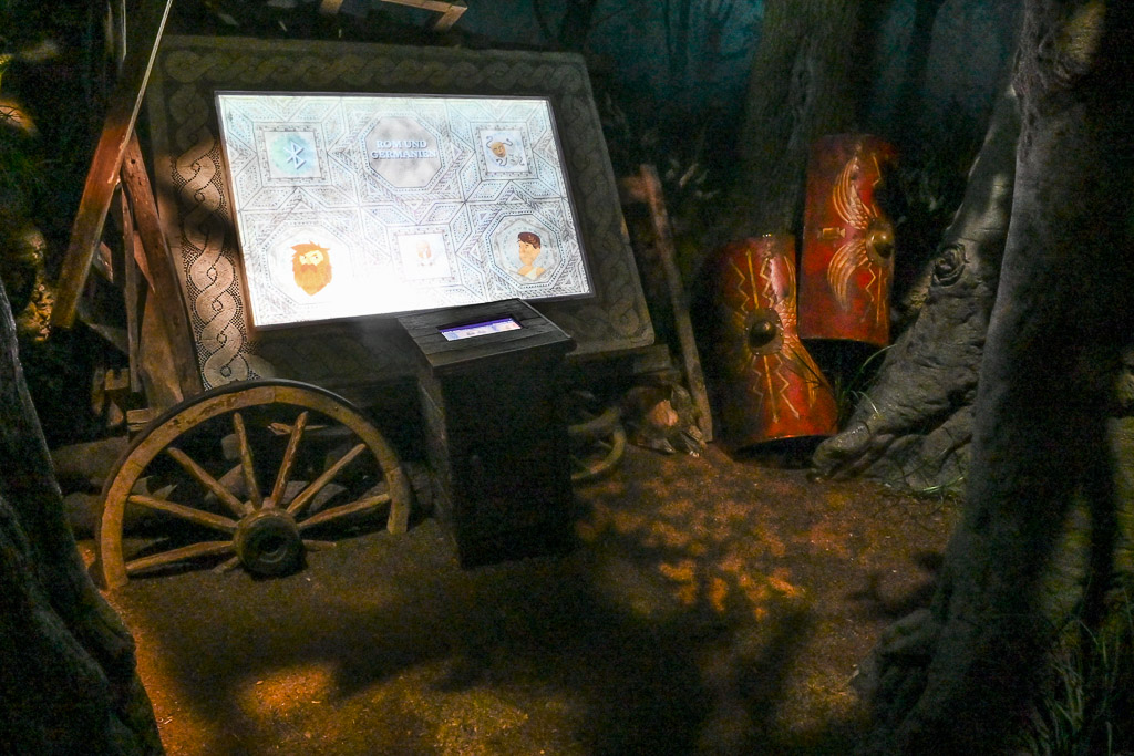 Karren und Infotafel im Wald