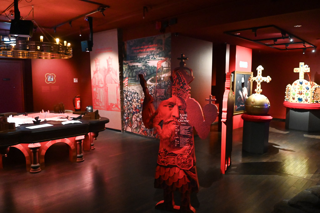 Raum mit roter Gewandfigur im Mittelalter