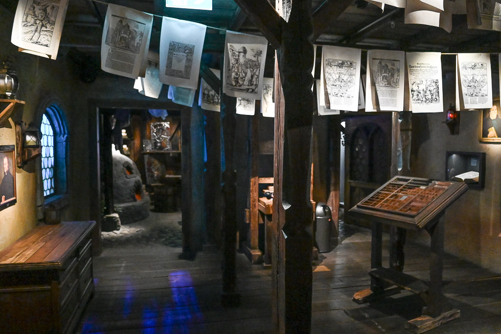 Mittelalterliche Gasse mit Schautafeln