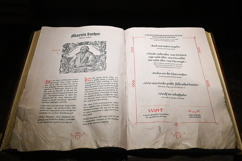 Aufgeschlagenes Buch in der Druckwerkstatt