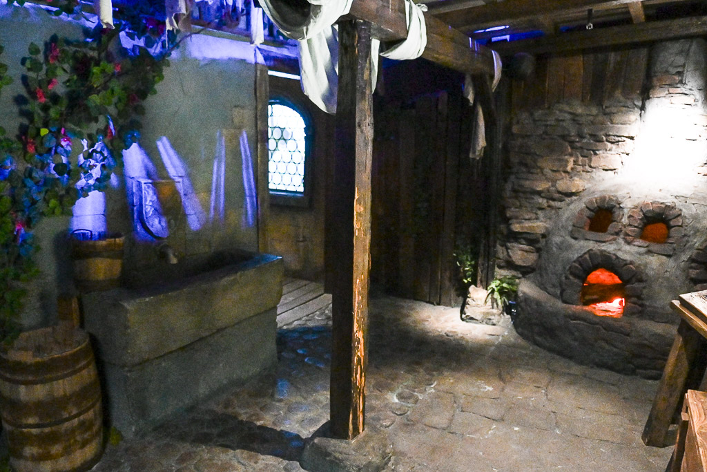 Mittelalterliche Gasse mit Ofen und Fass