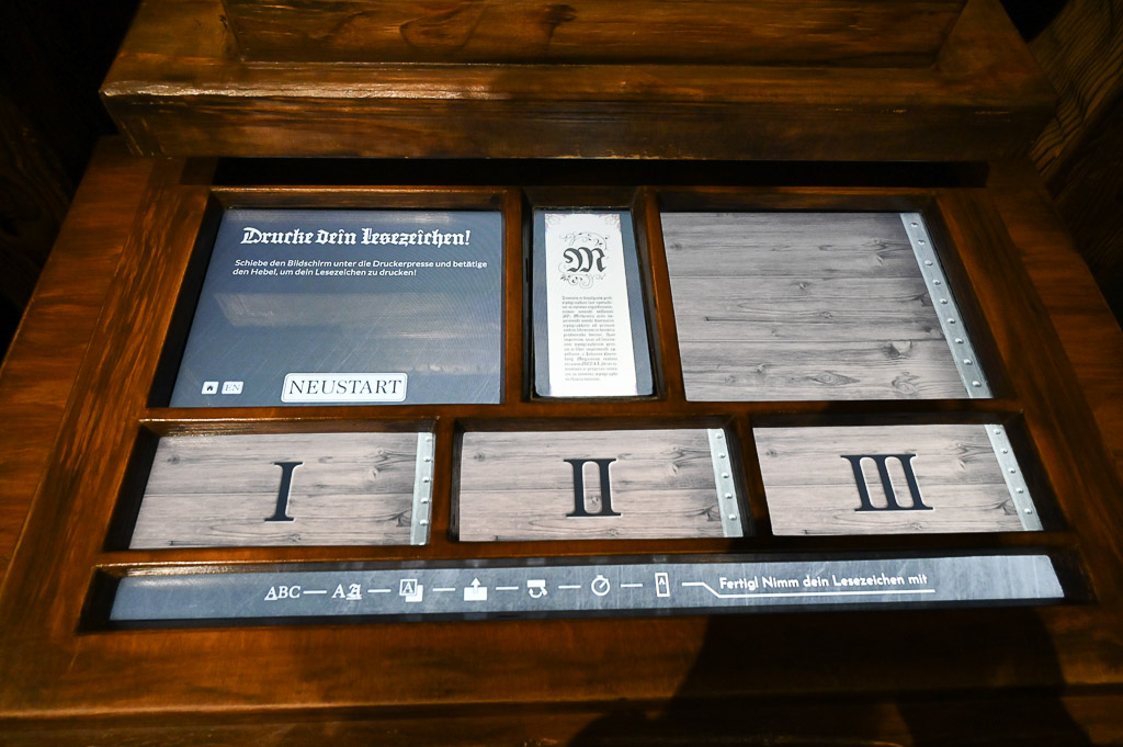 Infotafel mit den Epochen I bis III