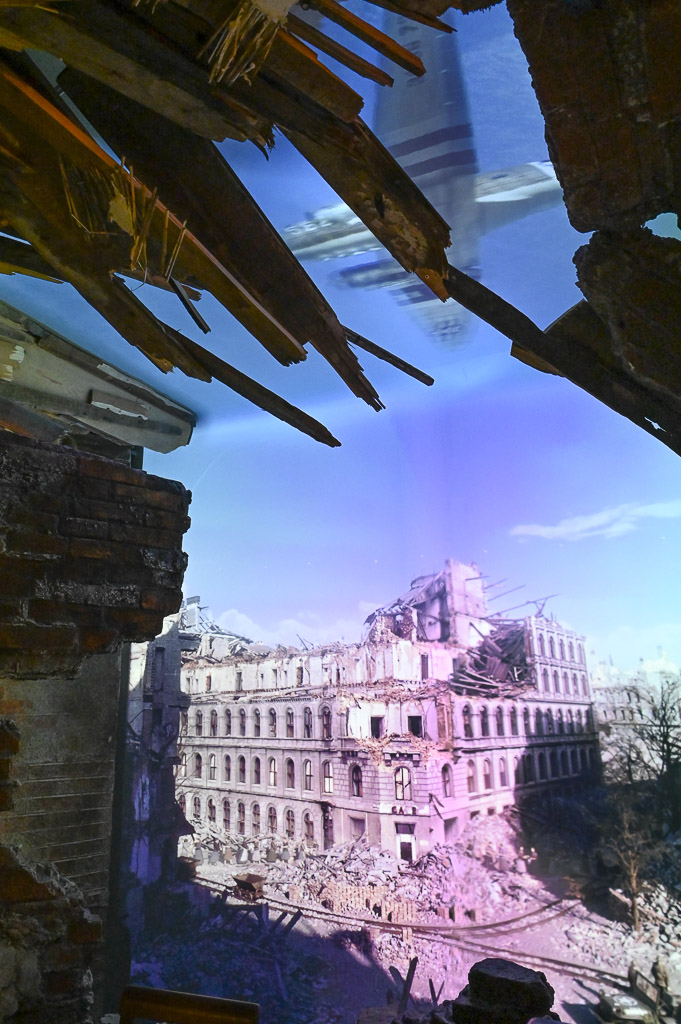 Blick auf zerstörte Gebäude im Hochformat