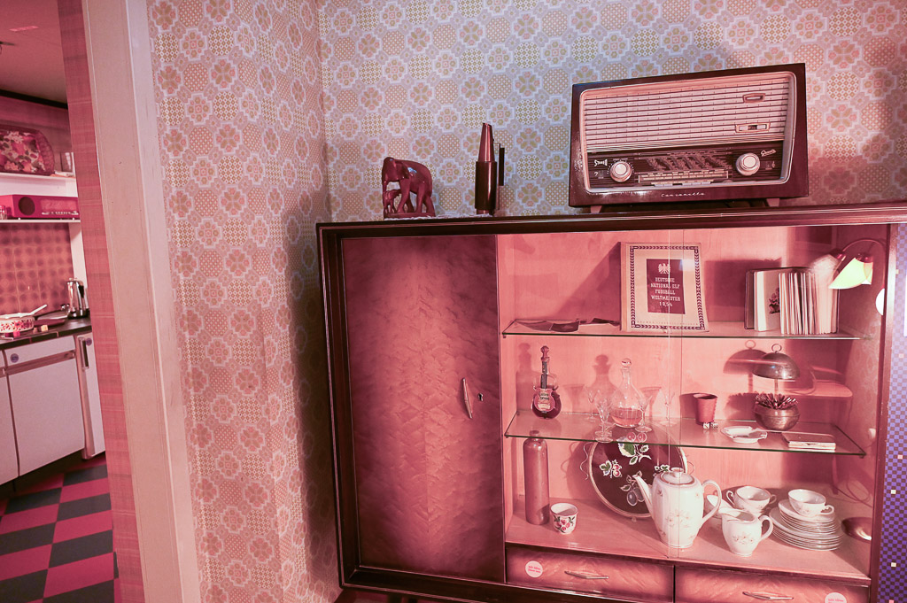 Schrank mit Radio und Geschirr