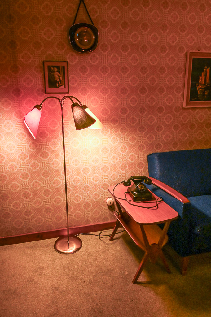 Stehlampe und Sessel im Hochformat