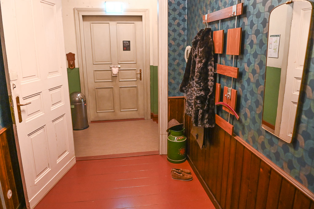 Wohnungsflur mit Tür und Garderobe