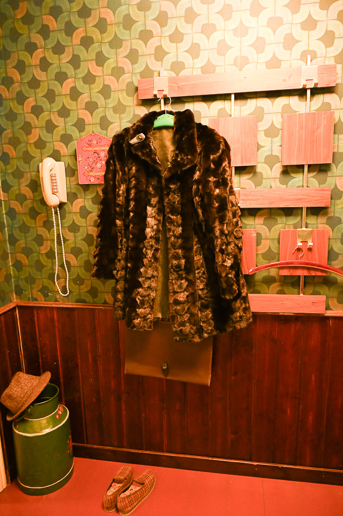 Pelzmantel an der Garderobe im Hochformat