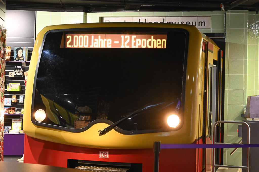 S-Bahn-Triebwagen mit Anzeige „2.000 Jahre – 12 Epochen“
