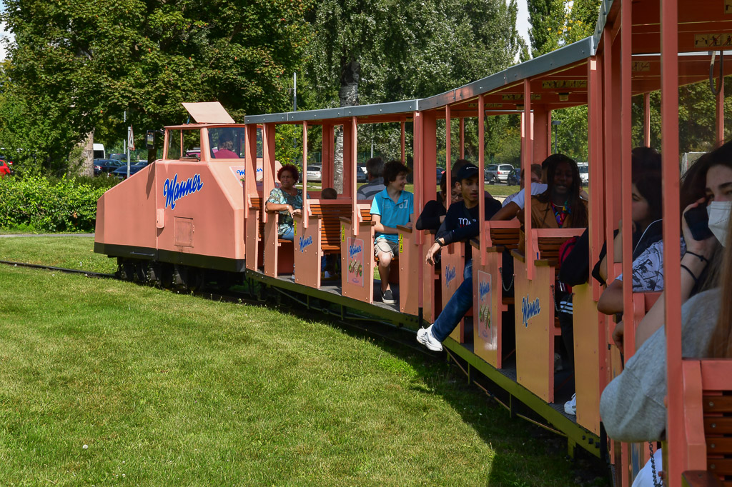 Zug der Donauparkbahn mit Fahrgästen