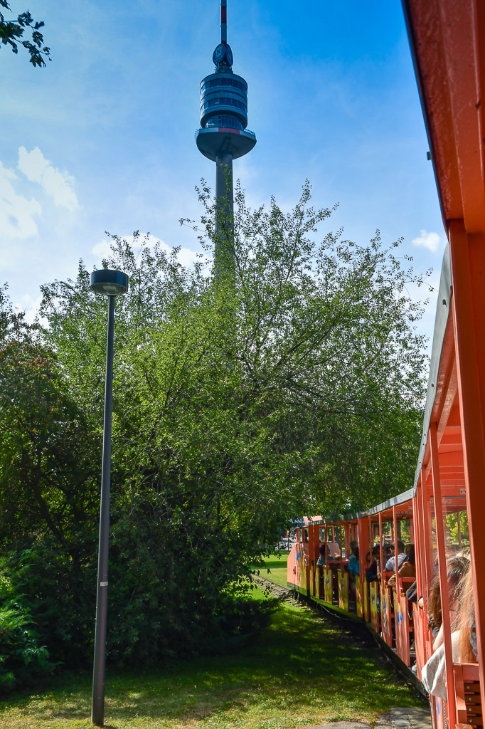 Donauturm hinter einem Waggon im Hochformat