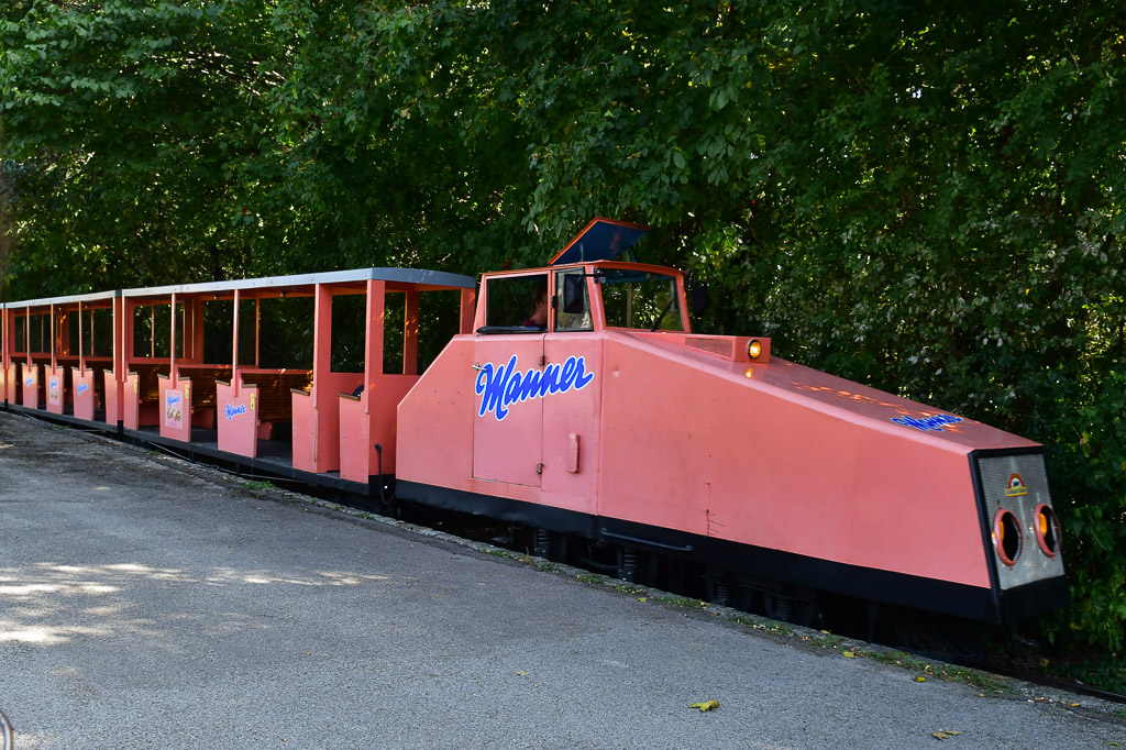 Zug der Donauparkbahn auf dem Gleis