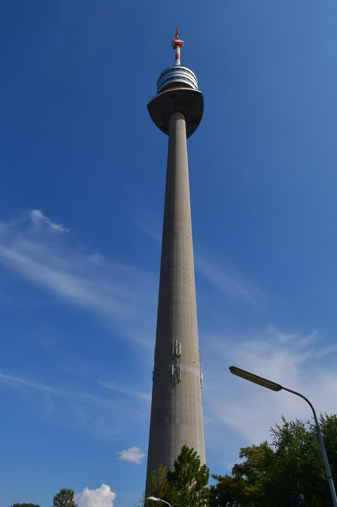 Donauturm unter blauem Himmel im Hochformat