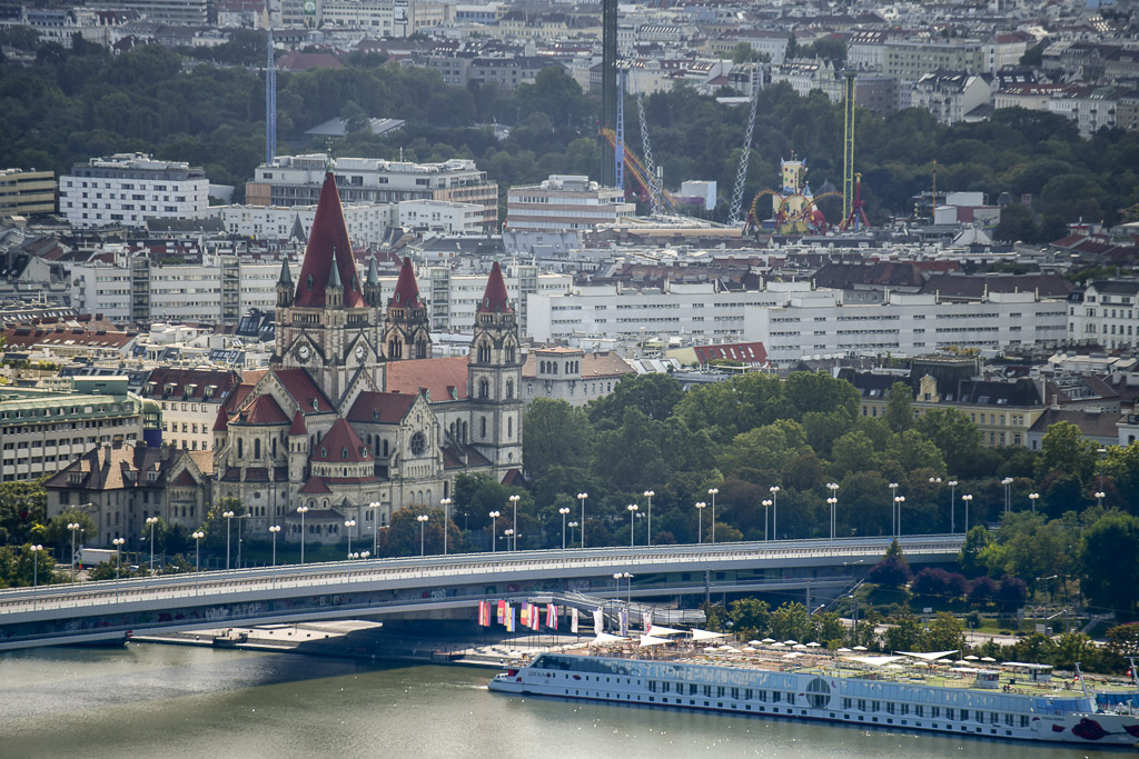 Blick auf Donau, Kirche und Schiffe