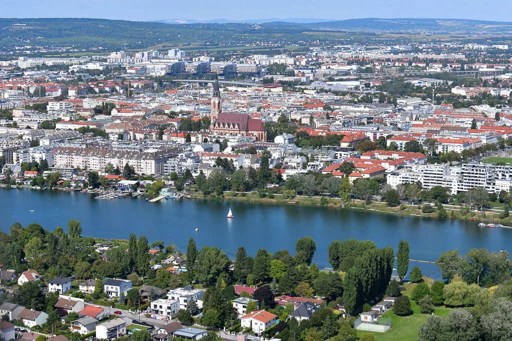 Blick auf die Alte Donau mit Hochhäusern