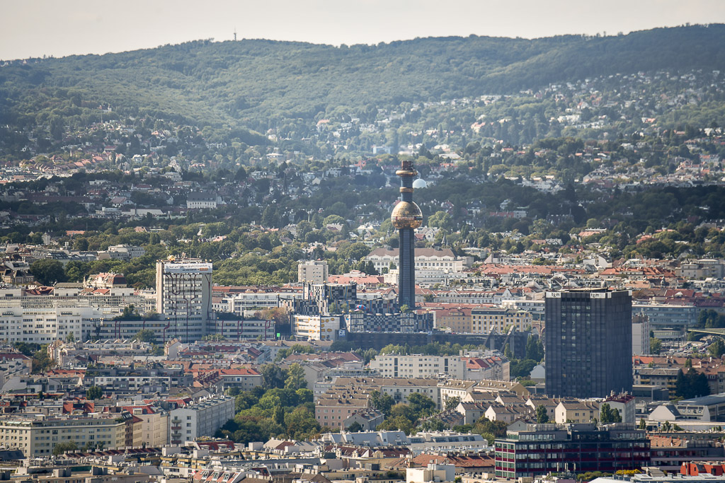 Blick auf die Stadt und die Hügel