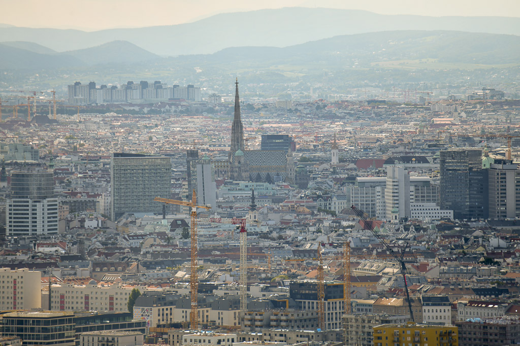 Stadtblick mit Kirchturm im Dunst