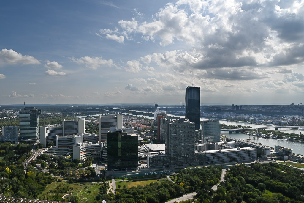 Blick auf die Donau City mit Hochhäusern