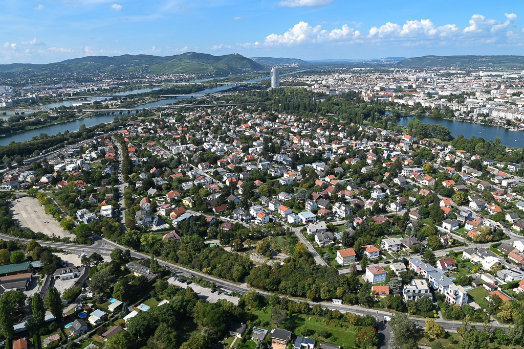 Blick auf Siedlungen und Grünflächen