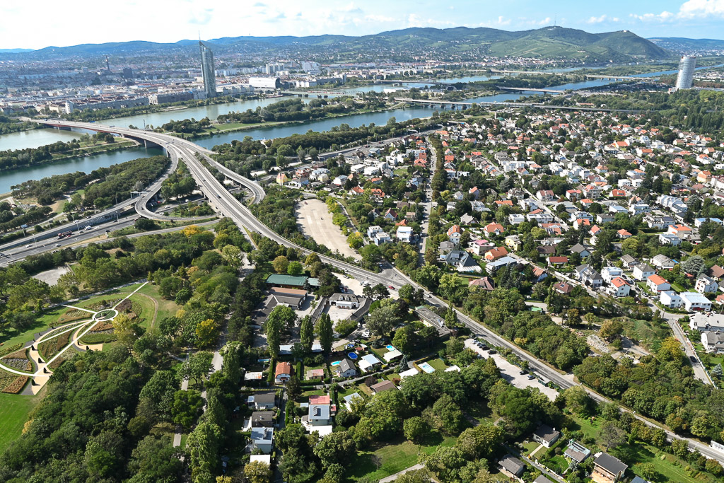 Blick auf Autobahn und Siedlung
