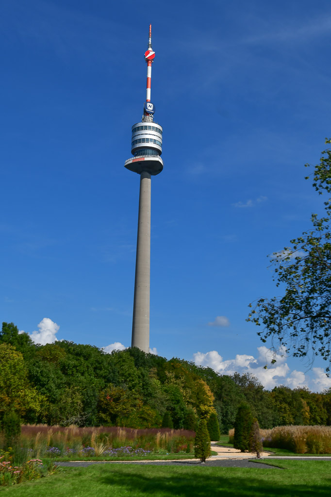 Donauturm vor blauem Himmel im Hochformat