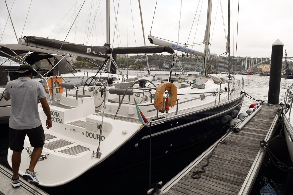 Segelboot an einem Steg