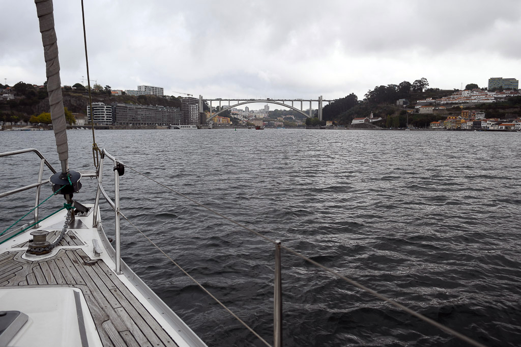 Blick vom Segelboot auf den Douro