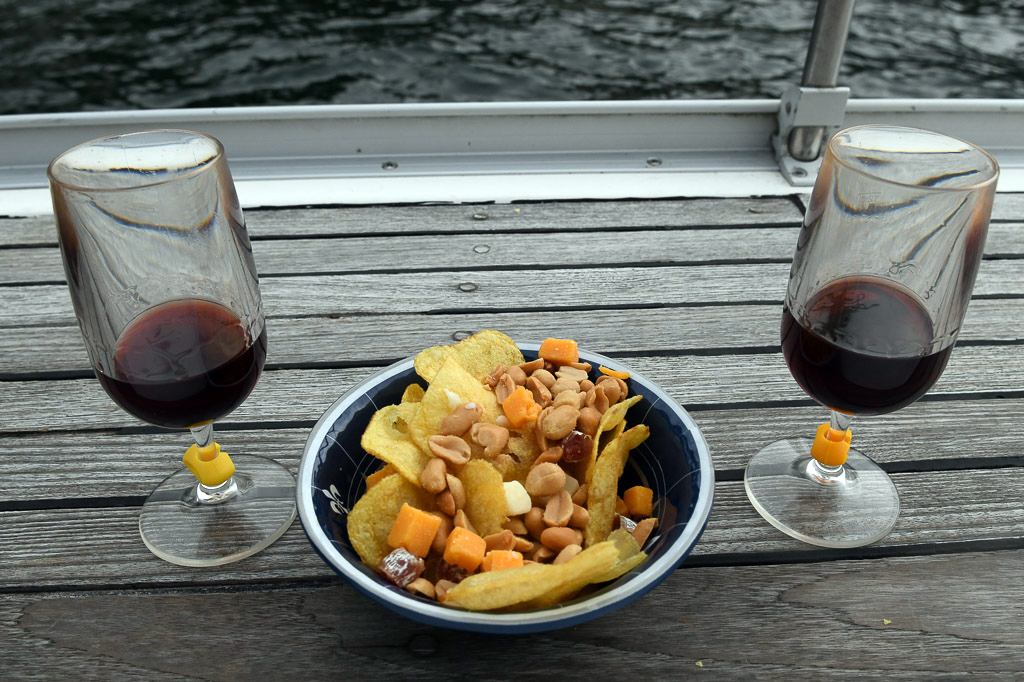 Zwei Gläser Portwein und eine Schale mit Snacks an Bord