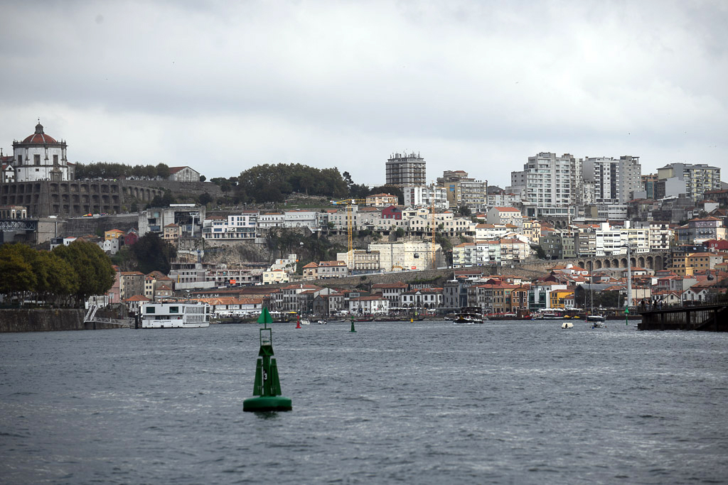 Blick vom Wasser auf Porto