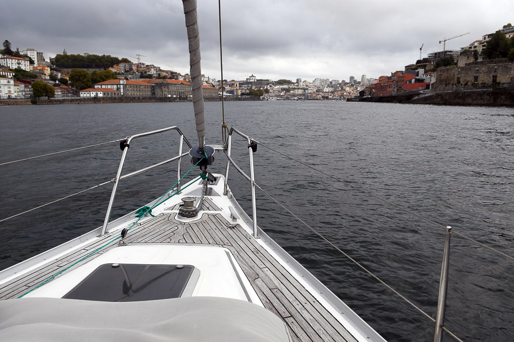 Bug des Segelboots auf dem Douro