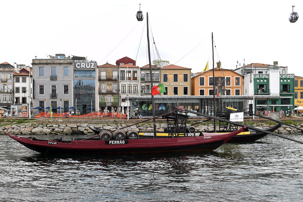 Bunte Häuser und ein Rabelo-Boot am Ufer