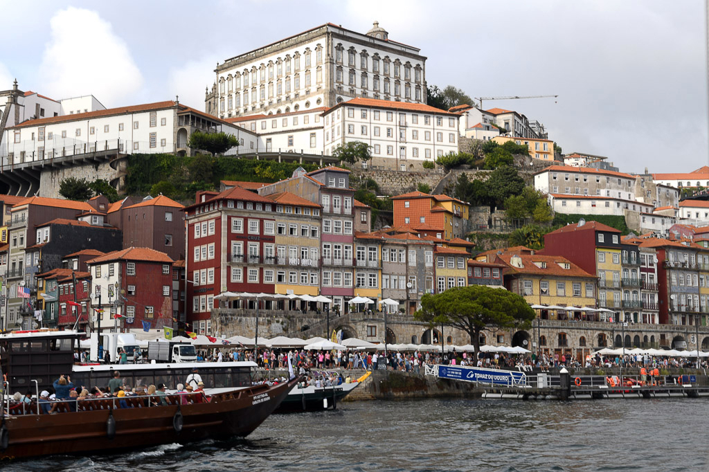 Die Ribeira mit Booten auf dem Fluss
