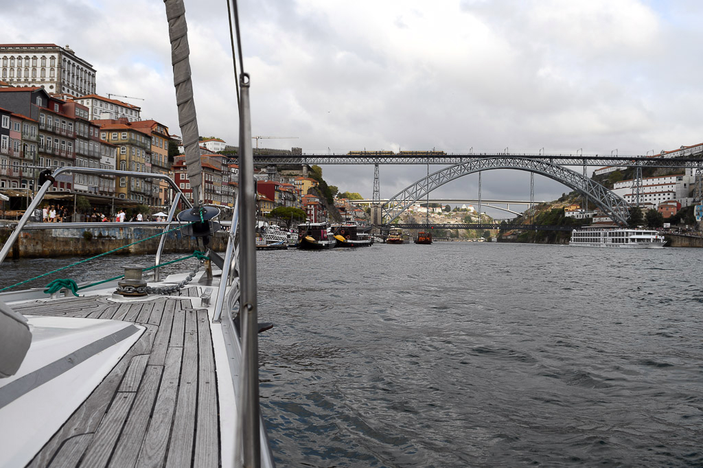 Blick über das Deck zur Brücke