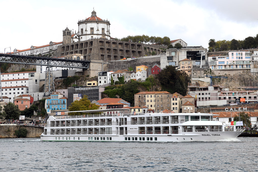 Flusskreuzfahrtschiff vor dem Hügel mit Kloster