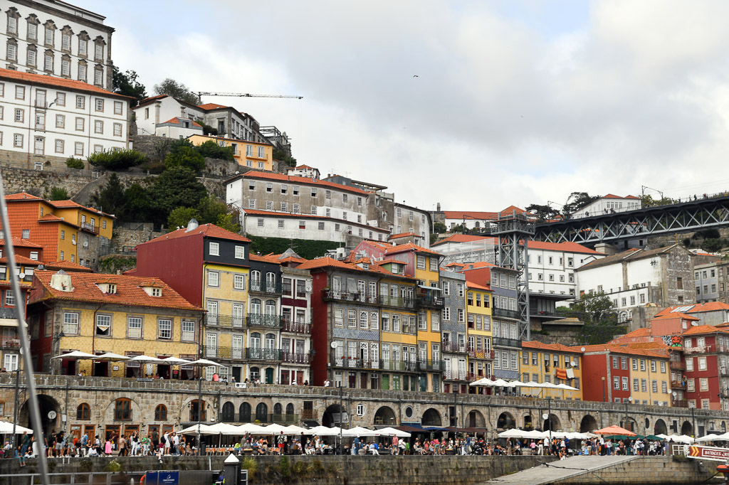Bunte Häuser der Ribeira am Hang