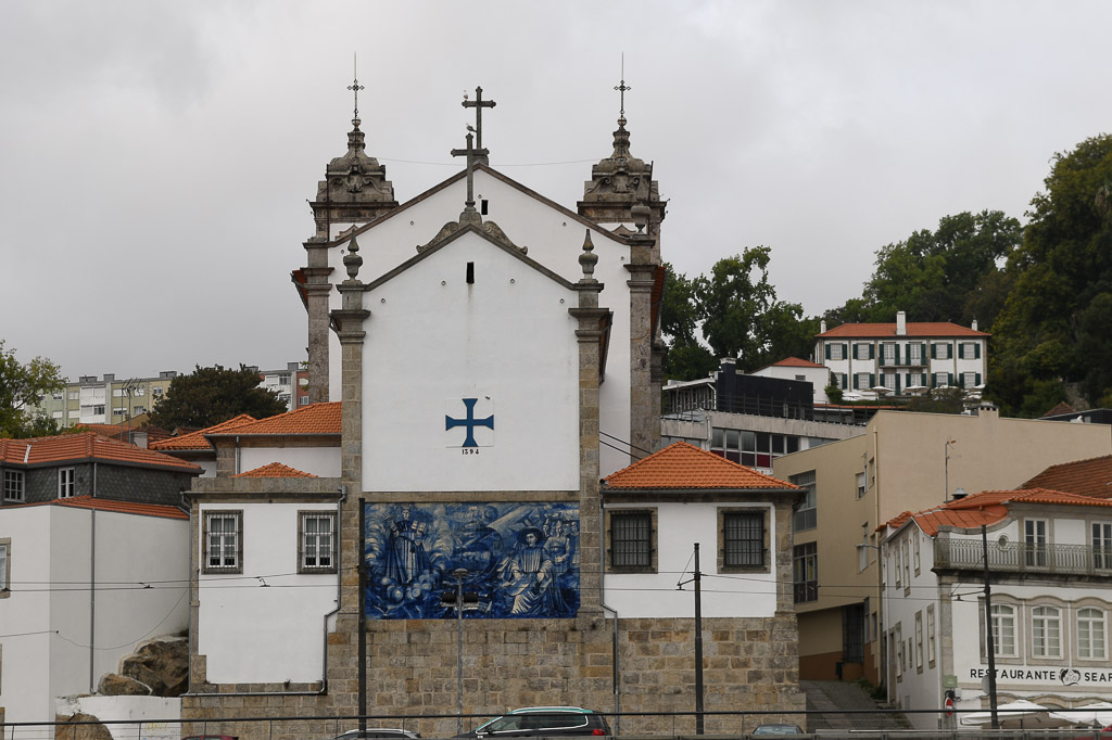 Kirche mit blauen Azulejos am Ufer