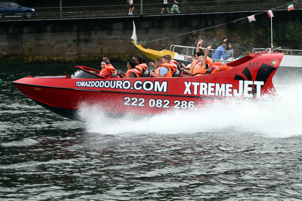 Rotes Schnellboot mit Passagieren auf dem Douro