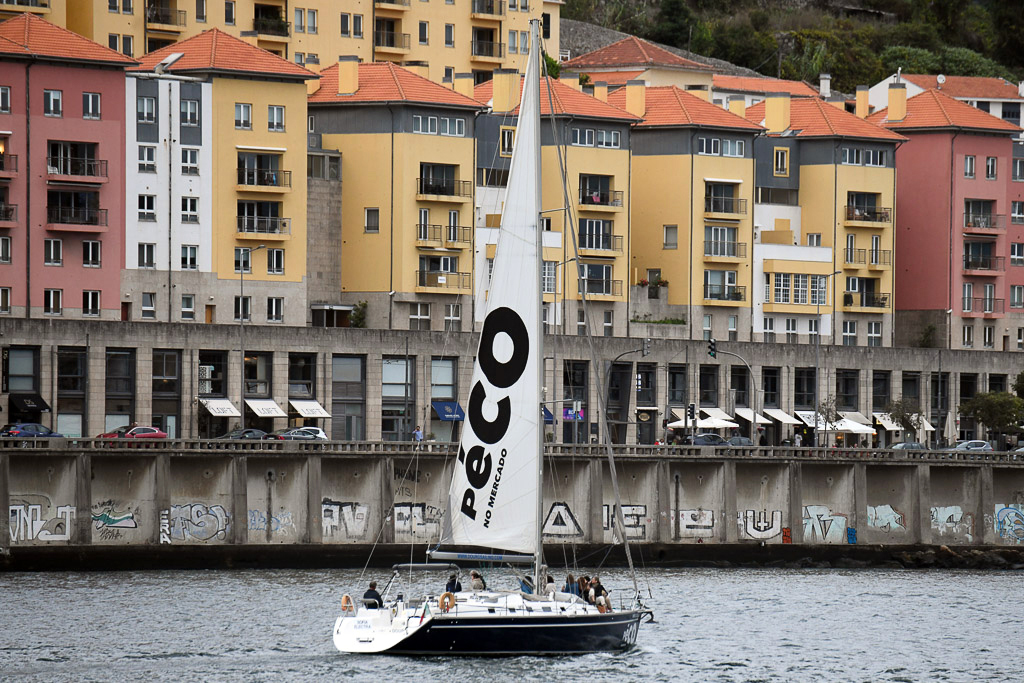Bunte Uferhäuser mit einem Segelboot