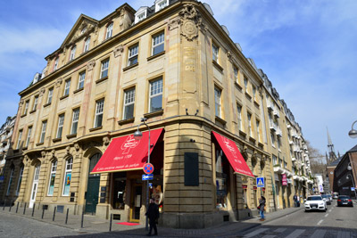 Das Farina-Haus am Kölner Rathaus mit roten Markisen
